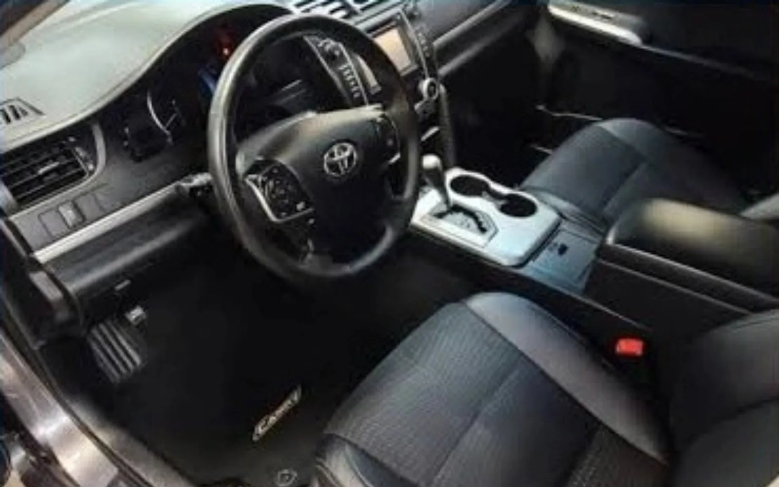 Après — Intérieur de véhicule nettoyé par Hipla Detailing